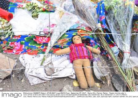 September 27, 2017 - Mexico City, Mexico, Mexico - People visit the altar in honor of the victims who died in the sewing factory due to the earthquake of September 19 of September 19 on September 27, 2017 in Mexico City, Mexico Mexico City Mexico  - ZUMAn230 20170927_zaa_n230_925 Copyright: xCarlosxTischlerx