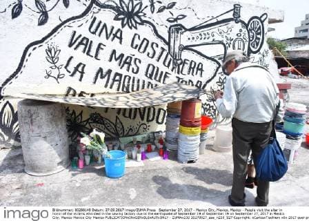 September 27, 2017 - Mexico City, Mexico, Mexico - People visit the altar in honor of the victims who died in the sewing factory due to the earthquake of September 19 of September 19 on September 27, 2017 in Mexico City, Mexico Mexico City Mexico  - ZUMAn230 20170927_zaa_n230_927 Copyright: xCarlosxTischlerx