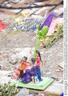 September 27, 2017 - Mexico City, Mexico, Mexico - People visit the altar in honor of the victims who died in the sewing factory due to the earthquake of September 19 of September 19 on September 27, 2017 in Mexico City, Mexico Mexico City Mexico  - ZUMAn230 20170927_zaa_n230_934 Copyright: xCarlosxTischlerx