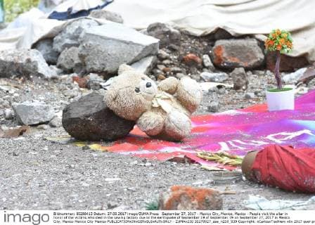September 27, 2017 - Mexico City, Mexico, Mexico - People visit the altar in honor of the victims who died in the sewing factory due to the earthquake of September 19 of September 19 on September 27, 2017 in Mexico City, Mexico Mexico City Mexico  - ZUMAn230 20170927_zaa_n230_939 Copyright: xCarlosxTischlerx