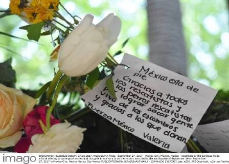 September 27, 2017 - Mexico City, Mexico, Mexico - neighbors of the Condesa made a floral offering to write good wishes and thoughts in memory to all the victims who died in the earthquake of September 19 on September 27, 2017 in Mexico City, Mexico Mexico City Mexico  - ZUMAn230 20170927_zaa_n230_972 Copyright: xCarlosxTischlerx