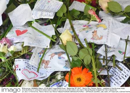 September 27, 2017 - Mexico City, Mexico, Mexico - neighbors of the Condesa made a floral offering to write good wishes and thoughts in memory to all the victims who died in the earthquake of September 19 on September 27, 2017 in Mexico City, Mexico Mexico City Mexico  - ZUMAn230 20170927_zaa_n230_974 Copyright: xCarlosxTischlerx