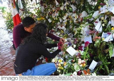 September 27, 2017 - Mexico City, Mexico, Mexico - neighbors of the Condesa made a floral offering to write good wishes and thoughts in memory to all the victims who died in the earthquake of September 19 on September 27, 2017 in Mexico City, Mexico Mexico City Mexico  - ZUMAn230 20170927_zaa_n230_973 Copyright: xCarlosxTischlerx