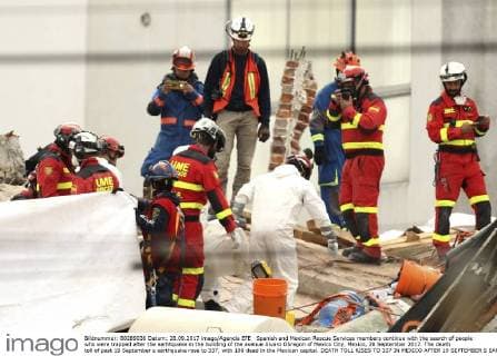 Spanish and Mexican Rescue Services members continue with the search of people who were trapped after the earhtquake in the building of the avenue Alvaro Obregon of Mexico City, Mexico, 28 September 2017. The death toll of past 19 September s earthquake rose to 337, with 198 dead in the Mexican capital. DEATH TOLL RISES TO 337 IN MEXICO AFTER 19 SEPTEMBER S EARTHQUAKE !ACHTUNG: NUR REDAKTIONELLE NUTZUNG!  Copyright: xUlisesxRuizxBasurtox MEX03 20170928-636422169778361834