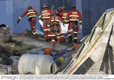 Spanish and Mexican Rescue Services members continue with the search of people who were trapped after the earhtquake in the building of the avenue Alvaro Obregon of Mexico City, Mexico, 28 September 2017. The death toll of past 19 September s earthquake rose to 337, with 198 dead in the Mexican capital. DEATH TOLL RISES TO 337 IN MEXICO AFTER 19 SEPTEMBER S EARTHQUAKE !ACHTUNG: NUR REDAKTIONELLE NUTZUNG!  Copyright: xUlisesxRuizxBasurtox MEX03 20170928-636422170436057834
