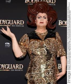 Frl. Wommy Wonder (Drag-Queen). Deutschland, Stuttgart: Event, Premiere Bodyguard - Das Musical am 28.09.2017, Stage Palladium Theater.