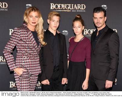 Giulia Siegel (Model) mit Ihren Kindern Mia und Nathan und Ludwig Heer. Deutschland, Stuttgart: Event, Premiere Bodyguard - Das Musical am 28.09.2017, Stage Palladium Theater.