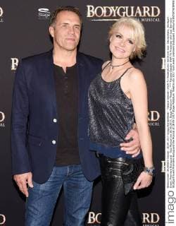 Tatjana Gessler (SWR-TV Moderatorin) mit Erwik Jost. Deutschland, Stuttgart: Event, Premiere Bodyguard - Das Musical am 28.09.2017, Stage Palladium Theater.