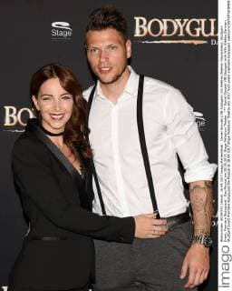 Daniel Ginczek (VfB Stuttgart) mit Ehefrau Wiebke. Deutschland, Stuttgart: Event, Premiere Bodyguard - Das Musical am 28.09.2017, Stage Palladium Theater.