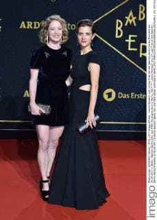 Leonie Benesch und Liv Lisa Fries bei der Babylon Berlin Serien Premiere am 28.09.2017 in Berlin. Babylon Berlin (Sky und ARD) Serienpremiere in Berlin, 2017
