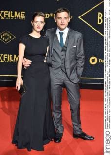 Liv Lisa Fries und Volker Bruch bei der Babylon Berlin Serien Premiere am 28.09.2017 in Berlin. Babylon Berlin (Sky und ARD) Serienpremiere in Berlin, 2017