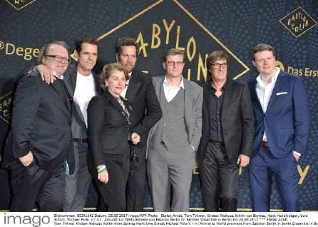 Stefan Arndt, Tom Tykwer, Kirsten Niehuus,Achim von Borries, Henk Handloetgen, Uwe Schott, Michael Polle, v.r.n.l . Ankunft zur Weltpremiere von Babylon Berlin im Berliner Ensamble in Berlin am 28.09.2017