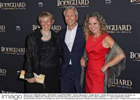 Premire: Bodyguard . Anette Gersch , Norbert Schramm und Herzogin Iris Caren von Württemberg anläßlich der Premiere des Musicals Bodyguard am 28.09.2017 im Stage Apollo Theater Stuttgart.
