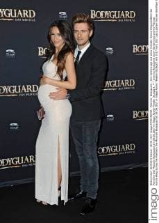 Premire: Bodyguard . Jörn Schlönvoigt und seine Verlobte Hanna Weig anläßlich der Premiere des Musicals Bodyguard am 28.09.2017 im Stage Apollo Theater Stuttgart.