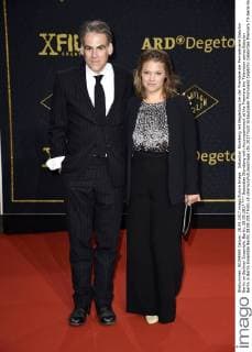 Sebastian Blomberg mit Begleitung bei der Premiere der Fernsehserie Babylon Berlin im Berliner Ensemble. Berlin, 28.09.2017