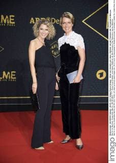 Aline von Drateln und Jessy Wellmer bei der Premiere der Fernsehserie Babylon Berlin im Berliner Ensemble. Berlin, 28.09.2017