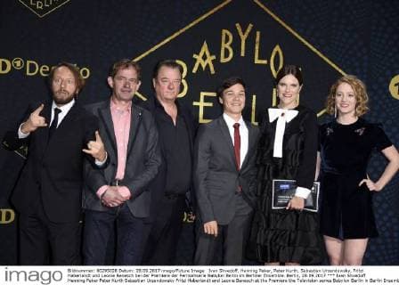 Ivan Shvedoff, Henning Peker, Peter Kurth, Sebastian Urzendowsky, Fritzi Haberlandt und Leonie Benesch bei der Premiere der Fernsehserie Babylon Berlin im Berliner Ensemble. Berlin, 28.09.2017