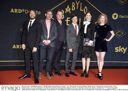 Ivan Shvedoff, Henning Peker, Peter Kurth, Sebastian Urzendowsky, Fritzi Haberlandt und Leonie Benesch bei der Premiere der Fernsehserie Babylon Berlin im Berliner Ensemble. Berlin, 28.09.2017