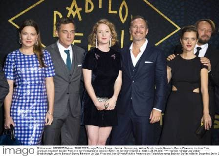 Hannah Herzsprung, Volker Bruch, Leonie Benesch, Benno Fürmann, Liv Lisa Fries und Ivan Shvedoff bei der Premiere der Fernsehserie Babylon Berlin im Berliner Ensemble. Berlin, 28.09.2017