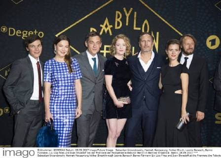 Sebastian Urzendowsky, Hannah Herzsprung, Volker Bruch, Leonie Benesch, Benno Fürmann, Liv Lisa Fries und Ivan Shvedoff bei der Premiere der Fernsehserie Babylon Berlin im Berliner Ensemble. Berlin, 28.09.2017