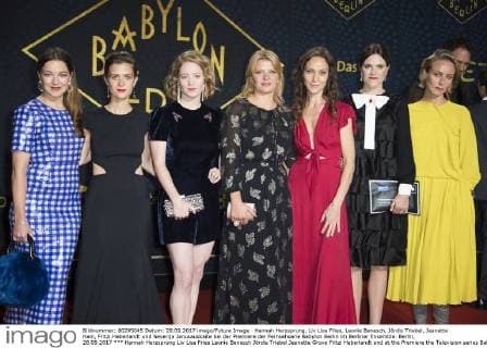 Hannah Herzsprung, Liv Lisa Fries, Leonie Benesch, Jördis Triebel, Jeanette Hain, Fritzi Haberlandt und Severija Janusauskaite bei der Premiere der Fernsehserie Babylon Berlin im Berliner Ensemble. Berlin, 28.09.2017
