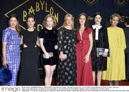 Hannah Herzsprung, Liv Lisa Fries, Leonie Benesch, Jördis Triebel, Jeanette Hain, Fritzi Haberlandt und Severija Janusauskaite bei der Premiere der Fernsehserie Babylon Berlin im Berliner Ensemble. Berlin, 28.09.2017