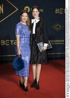 Hannah Herzsprung und Fritzi Haberlandt bei der Premiere der Fernsehserie Babylon Berlin im Berliner Ensemble. Berlin, 28.09.2017