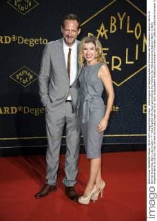 Anke Engelke mit Begleitung bei der Premiere der Fernsehserie Babylon Berlin im Berliner Ensemble. Berlin, 28.09.2017