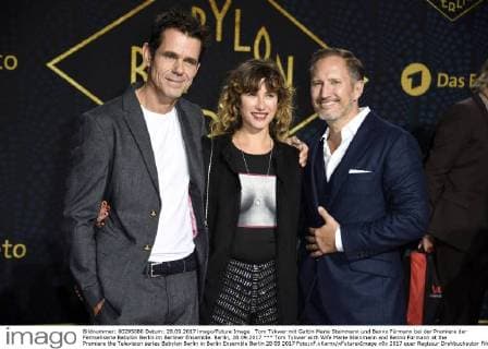Tom Tykwer mit Gattin Marie Steinmann und Benno Fürmann bei der Premiere der Fernsehserie Babylon Berlin im Berliner Ensemble. Berlin, 28.09.2017