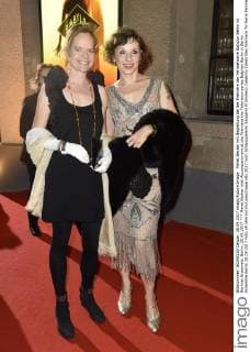 Meret Becker mit Begleitung bei der Premiere der Fernsehserie Babylon Berlin im Berliner Ensemble. Berlin, 28.09.2017