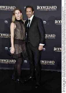 Alexander di Capri mit Partnerin Franca Barthel bei der Premiere des Musicals Bodyguard - Das Musical im Stage Palladium Theater. Stuttgart, 28.09.2017