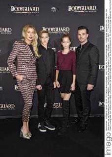 Giulia Siegel mit Freund Ludwig Heer, Sohn Nathan Wehrmann und Tochter Mia Wehrmann bei der Premiere des Musicals Bodyguard - Das Musical im Stage Palladium Theater. Stuttgart, 28.09.2017
