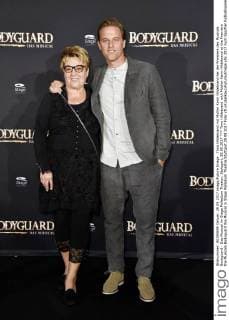 Timo Hildebrand mit Mutter Karin Hildebrand bei der Premiere des Musicals Bodyguard - Das Musical im Stage Palladium Theater. Stuttgart, 28.09.2017