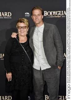 Timo Hildebrand mit Mutter Karin Hildebrand bei der Premiere des Musicals Bodyguard - Das Musical im Stage Palladium Theater. Stuttgart, 28.09.2017