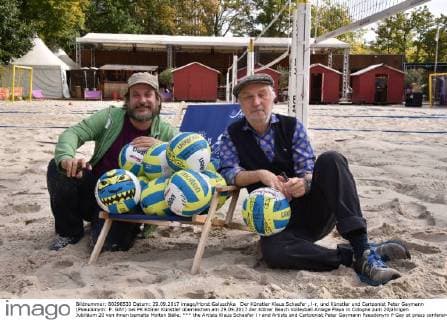 Der Künstler Klaus Schaefer , l-r, und Künstler und Cartoonist Peter Gaymann (Pseudonym: P. GAY) bei PK Kölner Künstler überreichen am 29.09.2017 der Kölner Beach Volleyball Anlage Playa in Cologne zum 20jährigen Jubiläum 20 von ihnen bemalte Molten Bälle.