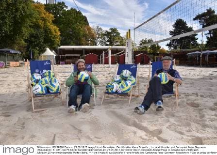 Der Künstler Klaus Schaefer , l-r, und Künstler und Cartoonist Peter Gaymann (Pseudonym: P. GAY) bei PK Kölner Künstler überreichen am 29.09.2017 der Kölner Beach Volleyball Anlage Playa in Cologne zum 20jährigen Jubiläum 20 von ihnen bemalte Molten Bälle.