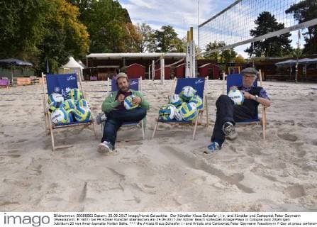 Der Künstler Klaus Schaefer , l-r, und Künstler und Cartoonist Peter Gaymann (Pseudonym: P. GAY) bei PK Kölner Künstler überreichen am 29.09.2017 der Kölner Beach Volleyball Anlage Playa in Cologne zum 20jährigen Jubiläum 20 von ihnen bemalte Molten Bälle.