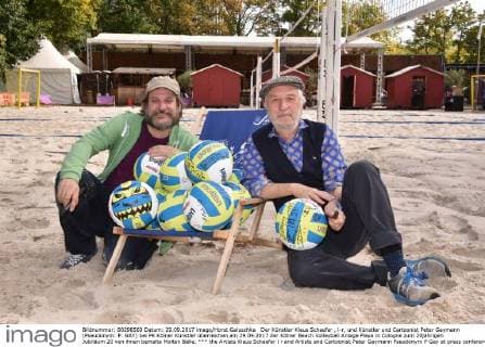 Der Künstler Klaus Schaefer , l-r, und Künstler und Cartoonist Peter Gaymann (Pseudonym: P. GAY) bei PK Kölner Künstler überreichen am 29.09.2017 der Kölner Beach Volleyball Anlage Playa in Cologne zum 20jährigen Jubiläum 20 von ihnen bemalte Molten Bälle.