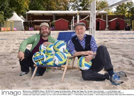Bildes des Tages Der Künstler Klaus Schaefer , l-r, und Künstler und Cartoonist Peter Gaymann (Pseudonym: P. GAY) bei PK Kölner Künstler überreichen am 29.09.2017 der Kölner Beach Volleyball Anlage Playa in Cologne zum 20jährigen Jubiläum 20 von ihnen bemalte Molten Bälle.