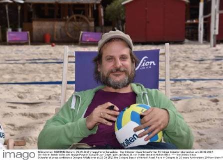 Der Künstler Klaus Schaefer bei PK Kölner Künstler überreichen am 29.09.2017 der Kölner Beach Volleyball Anlage Playa in Cologne zum 20jährigen Jubiläum 20 von ihnen bemalte Molten Bälle.