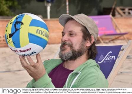 Der Künstler Klaus Schaefer bei PK Kölner Künstler überreichen am 29.09.2017 der Kölner Beach Volleyball Anlage Playa in Cologne zum 20jährigen Jubiläum 20 von ihnen bemalte Molten Bälle.