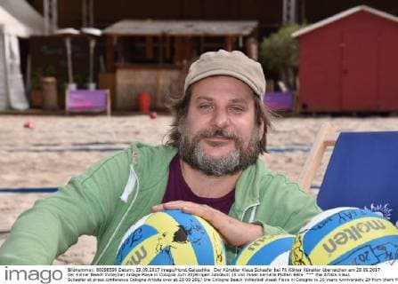 Der Künstler Klaus Schaefer bei PK Kölner Künstler überreichen am 29.09.2017 der Kölner Beach Volleyball Anlage Playa in Cologne zum 20jährigen Jubiläum 20 von ihnen bemalte Molten Bälle.