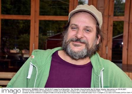 Der Künstler Klaus Schaefer bei PK Kölner Künstler überreichen am 29.09.2017 der Kölner Beach Volleyball Anlage Playa in Cologne zum 20jährigen Jubiläum 20 von ihnen bemalte Molten Bälle.