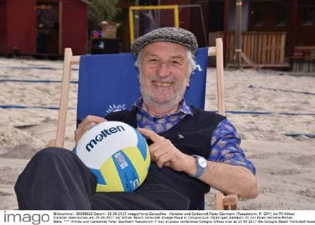 Künstler und Cartoonist Peter Gaymann (Pseudonym: P. GAY) bei PK Kölner Künstler überreichen am 29.09.2017 der Kölner Beach Volleyball Anlage Playa in Cologne zum 20jährigen Jubiläum 20 von ihnen bemalte Molten Bälle.