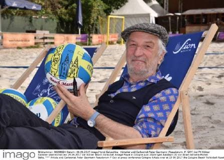 Künstler und Cartoonist Peter Gaymann (Pseudonym: P. GAY) bei PK Kölner Künstler überreichen am 29.09.2017 der Kölner Beach Volleyball Anlage Playa in Cologne zum 20jährigen Jubiläum 20 von ihnen bemalte Molten Bälle.