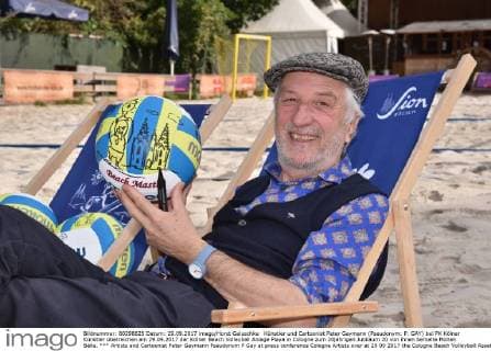 Künstler und Cartoonist Peter Gaymann (Pseudonym: P. GAY) bei PK Kölner Künstler überreichen am 29.09.2017 der Kölner Beach Volleyball Anlage Playa in Cologne zum 20jährigen Jubiläum 20 von ihnen bemalte Molten Bälle.