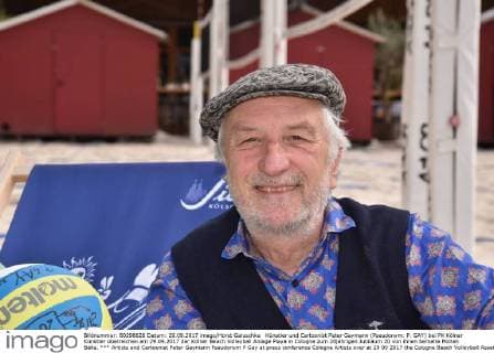 Künstler und Cartoonist Peter Gaymann (Pseudonym: P. GAY) bei PK Kölner Künstler überreichen am 29.09.2017 der Kölner Beach Volleyball Anlage Playa in Cologne zum 20jährigen Jubiläum 20 von ihnen bemalte Molten Bälle.