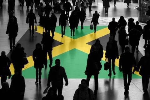 Symbolbild Jamaika Koalition in der nächsten Legislaturperiode: Menschenmenge mit Flagge von Jamaika *** Symbol image Jamaica Coalition in the next Legislature Crowd with Flag from Jamaica