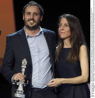 Argentine writers Diego Lerman (L) and María Meira (R) collect the award for Best Screenplay for the film A Kind of Family , during the 65th edition of the San Sebastian International Film Festival closure, in San Sebastian, Spain, 30 September 2017. 65 edition of the International Film Festival of San Sebastian !ACHTUNG: NUR REDAKTIONELLE NUTZUNG!  Copyright: xJavierxEtxezarretax GRA303 20170930-636424124098776534