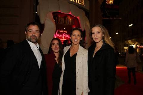Premiere TANZ DER VAMPIRE Wien, Ronacher, 30. 09. 2017 Jürgen MAURER, Maria KÖSTLINGER mit Töchter